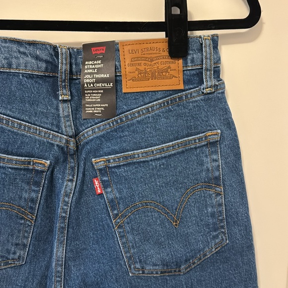 Levi’s Ribcage Straight Ankle Jeans - Picture 3 of 4